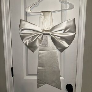 BNWT Huge bow to clip on wedding dress
